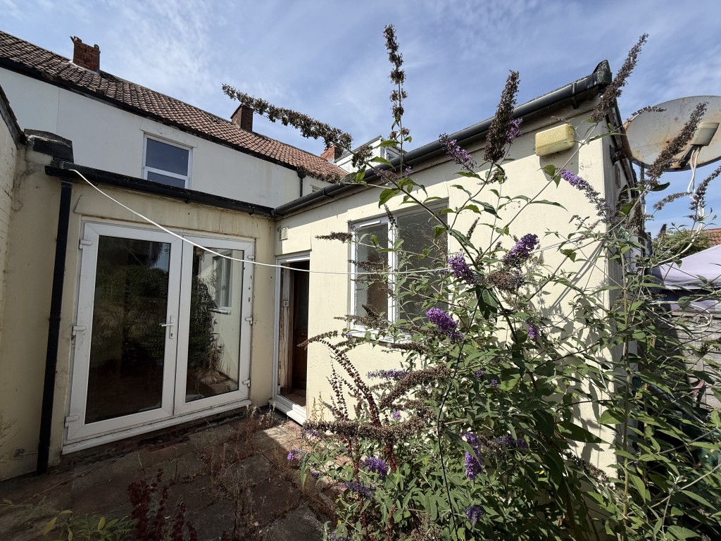 Lot: 93 - TWO-BEDROOM HOUSE REQUIRING IMPROVEMENT CLOSE TO TOWN CENTRE - Rear of the property